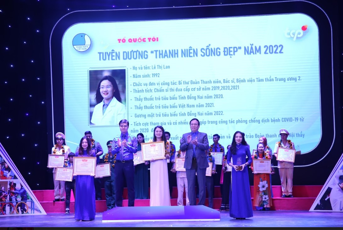 Trao giải thưởng “Thanh niên sống đẹp” và giải thưởng “15 tháng 10” năm 2022