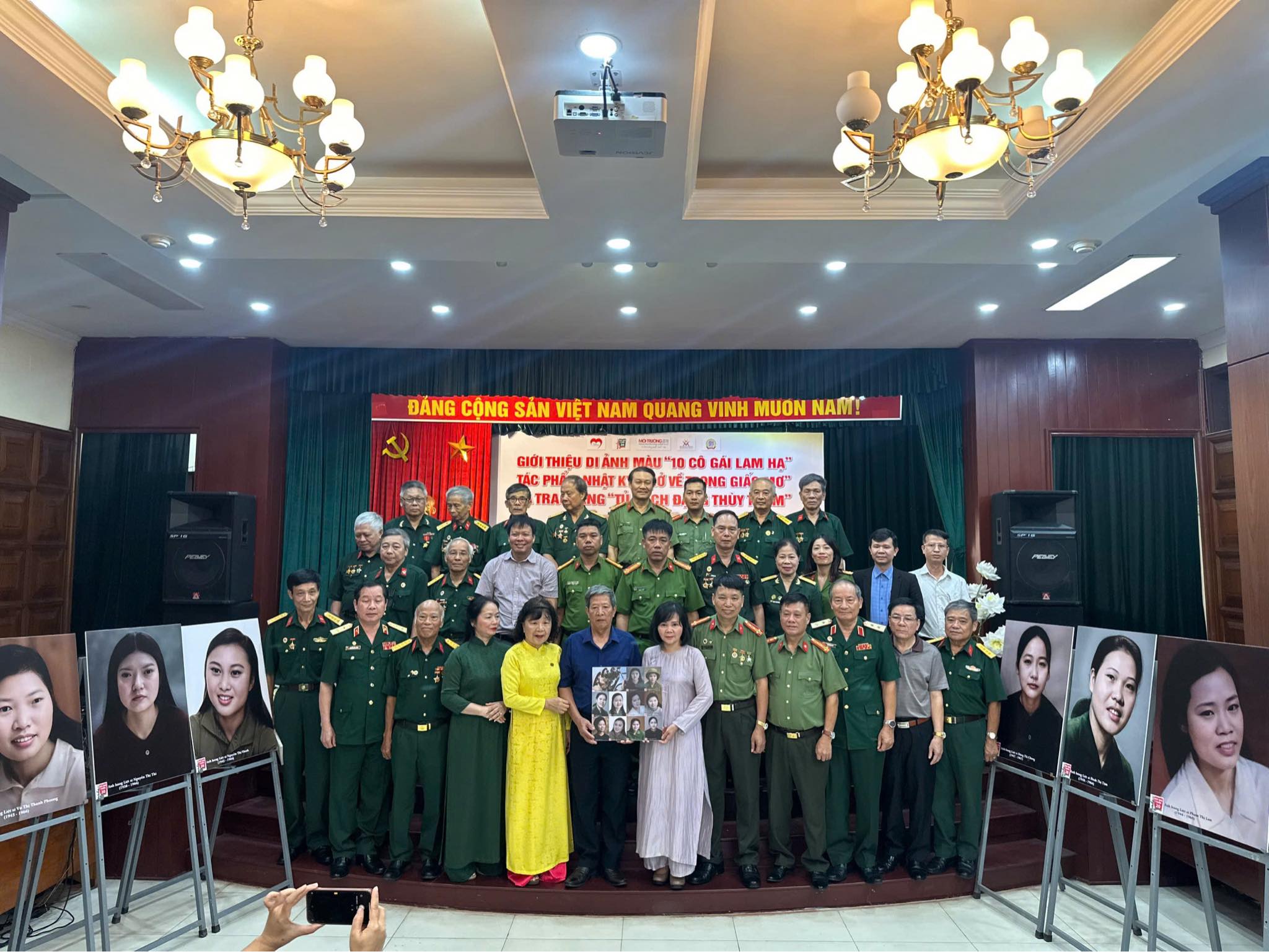 Giới thiệu và trao tặng di ảnh màu ‘10 Cô Gái Lam Hạ’