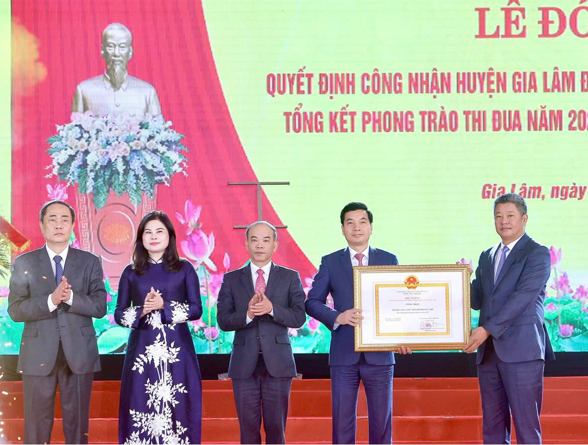 Huyện Gia Lâm đón Bằng công nhận huyện đạt chuẩn nông thôn mới nâng cao