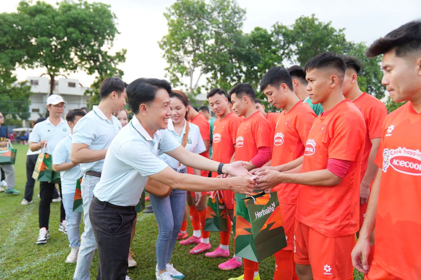 'Herbalife Việt Nam đồng hành cùng các đội tuyển bóng đá quốc gia chuẩn bị cho mùa giải mới 2025'
