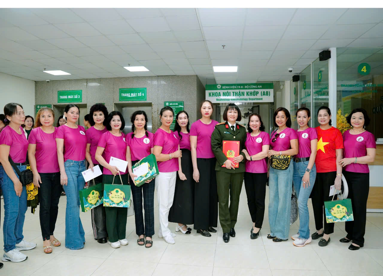 Hội phụ nữ Việt toàn cầu cùng các người đẹp 'Hoa hậu quý bà đất Việt' trao quà hỗ trợ cho các bệnh nhân ở bệnh viện 19-8