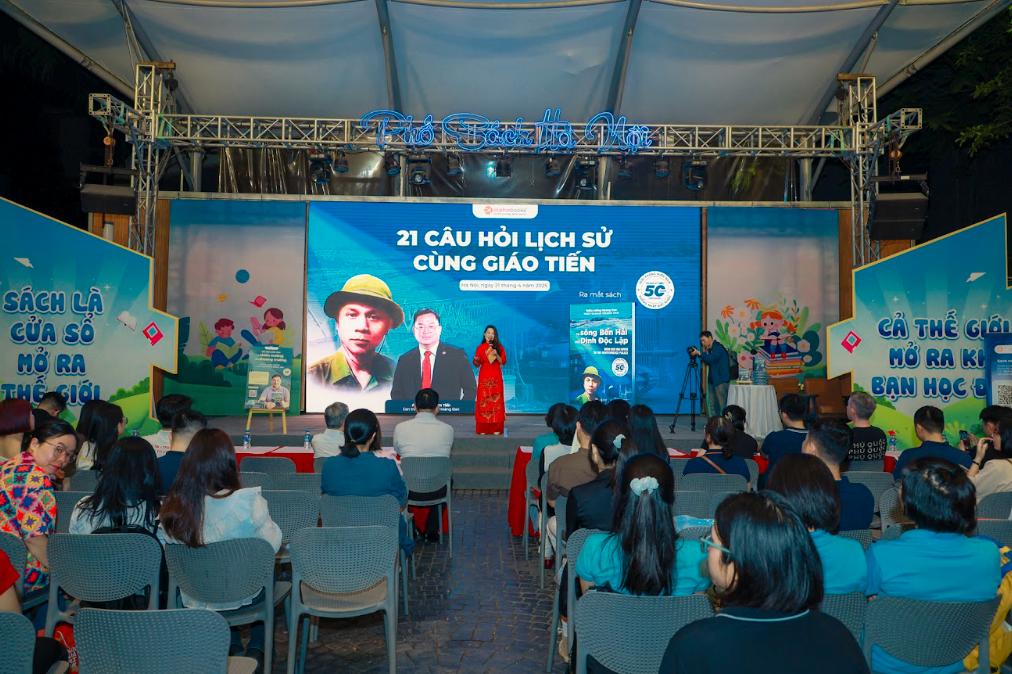 Ra mắt hồi ký "Từ sông Bến Hải đến Dinh Độc Lập" và nhiều hoạt động ý nghĩa nhân kỷ niệm 50 năm Ngày Giải phóng miền Nam,