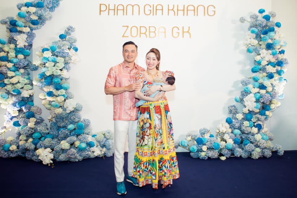 Vợ chồng Chi Bảo dùng gần 700 triệu tiền mừng đầy tháng quý tử làm từ thiện