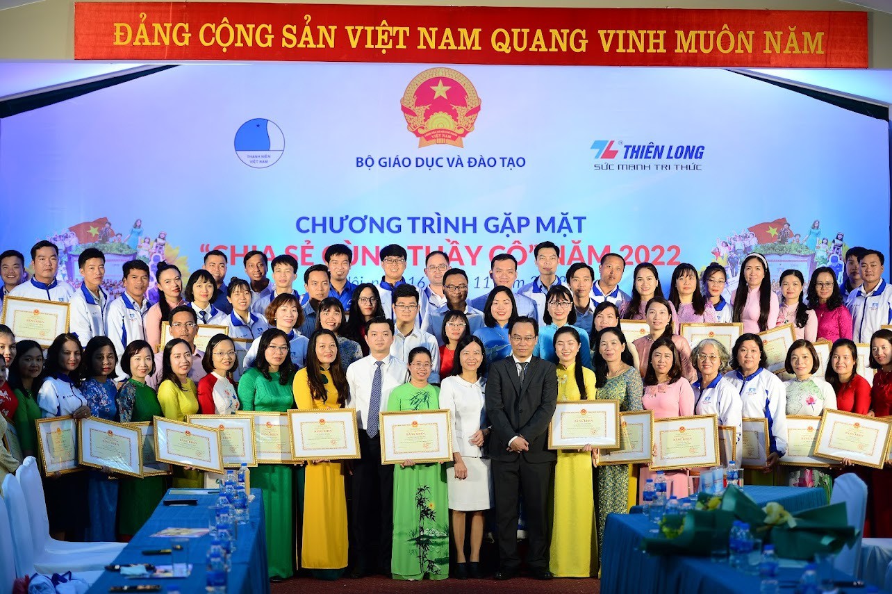 Bộ Giáo dục và Đào tạo tặng Bằng khen cho 68 thầy cô trong chương trình "Chia sẻ cùng thầy cô" năm 2022