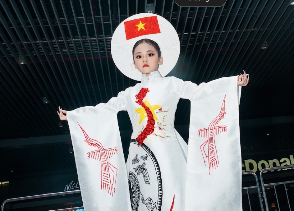 Á hậu nhí "Miss Baby 2023" Nhật Ánh gây sốt với áo dài bản đồ Việt Nam