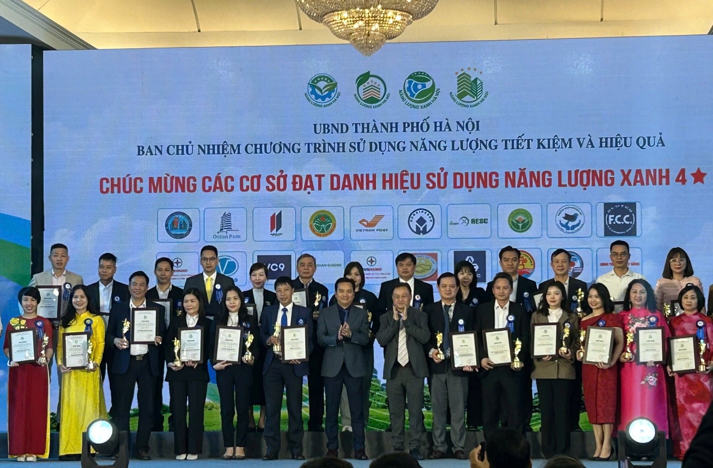 ‘Năng lượng xanh Hà Nội 2024’: 83 doanh nghiệp, công trình xây dựng sử dụng năng lượng xanh được tôn vinh