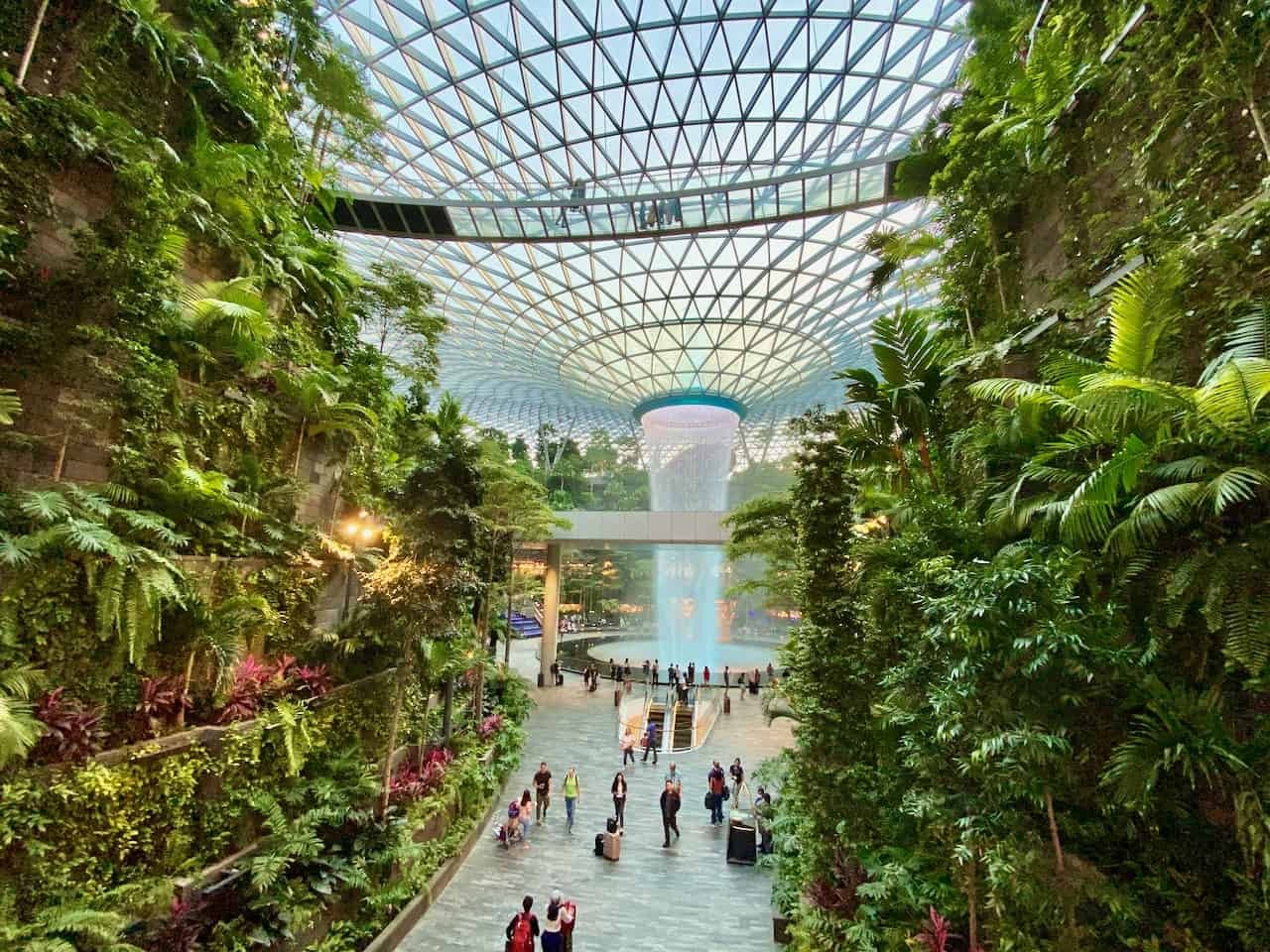 Khu phức hợp Jewel Changi Airport đạt kỷ lục về lượng khách trong năm 2024