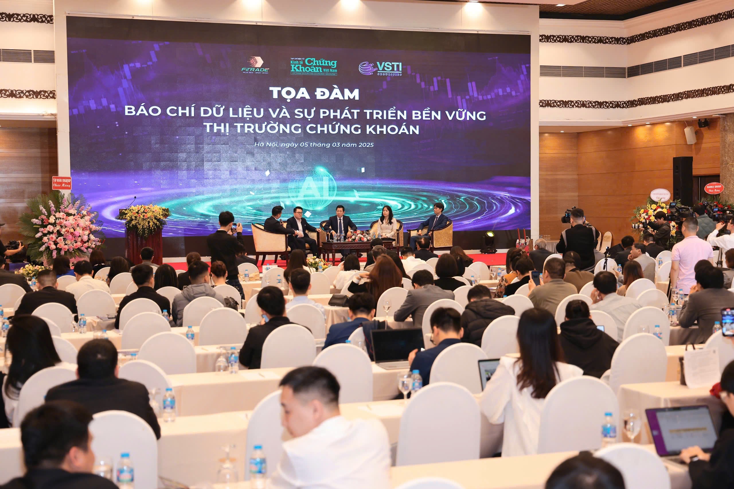 'Báo chí dữ liệu và sự phát triển bền vững thị trường chứng khoán'