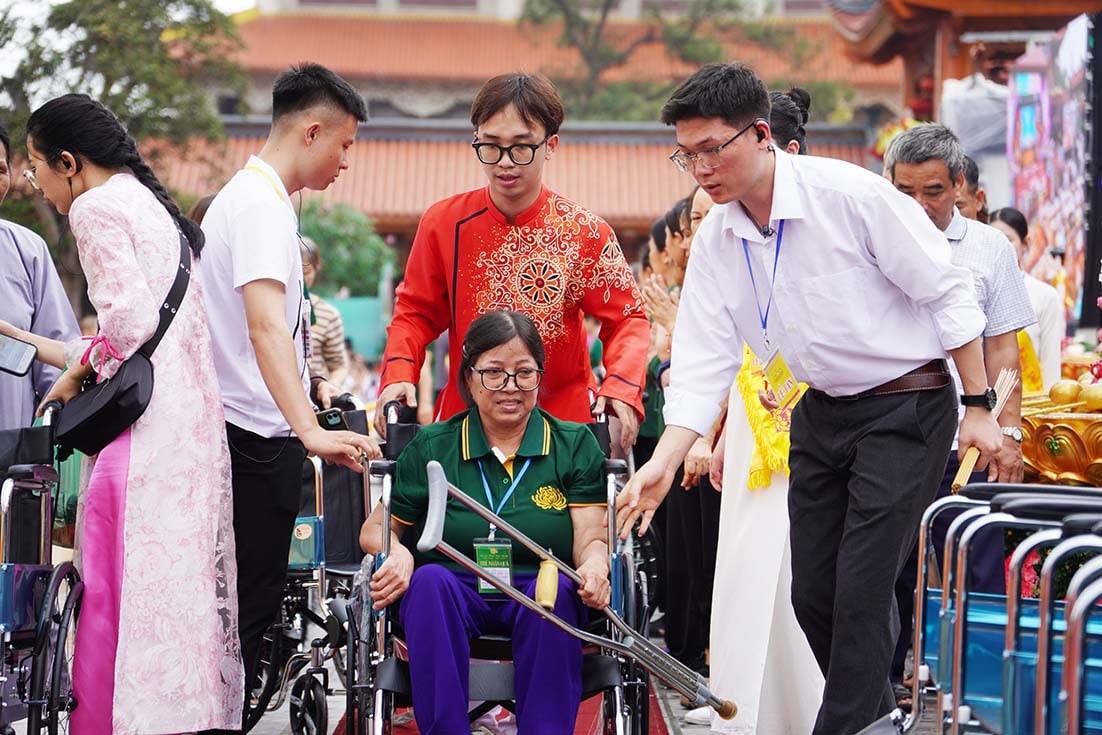 Trao 61 chiếc xe lăn cho các hoàn cảnh đặc biệt tại TP. Uông Bí nhân dịp Đại lễ Phật đản
