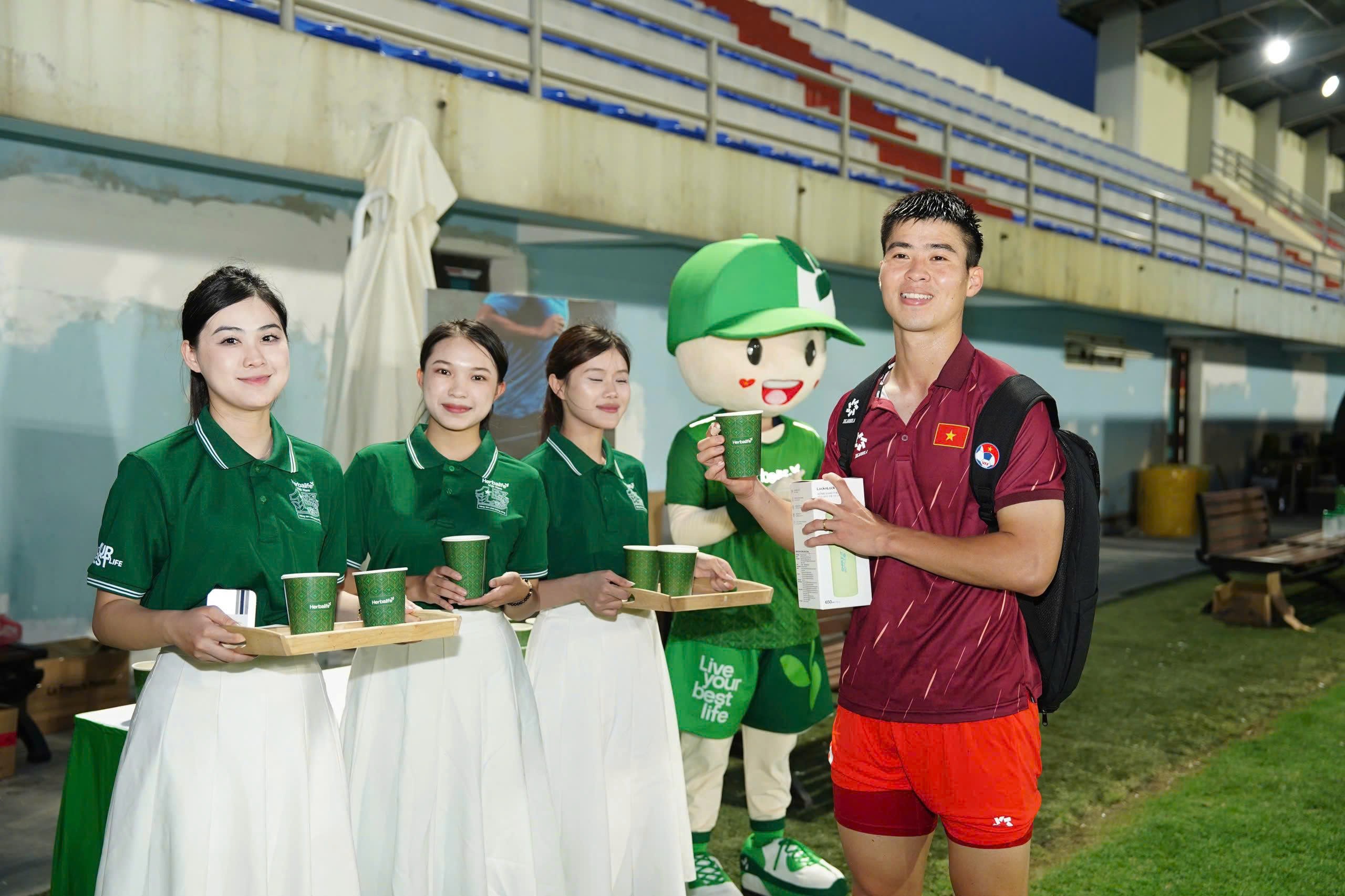Herbalife Việt Nam tổ chức gặp gỡ các tuyển thủ bóng đá quốc gia 