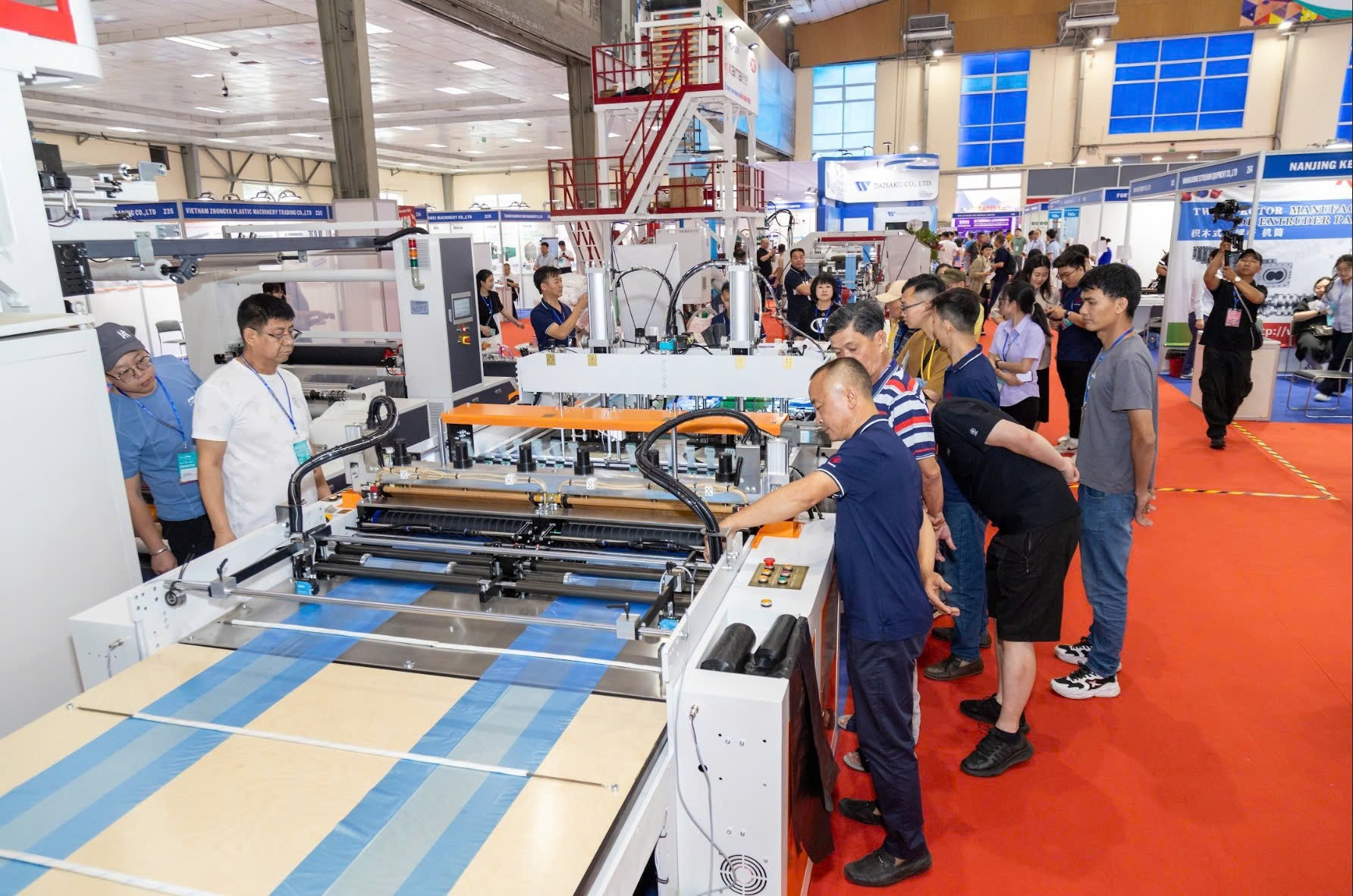 Khai mạc Triển lãm Quốc tế máy móc công nghiệp ngành Nhựa và Cao su tại Hà Nội