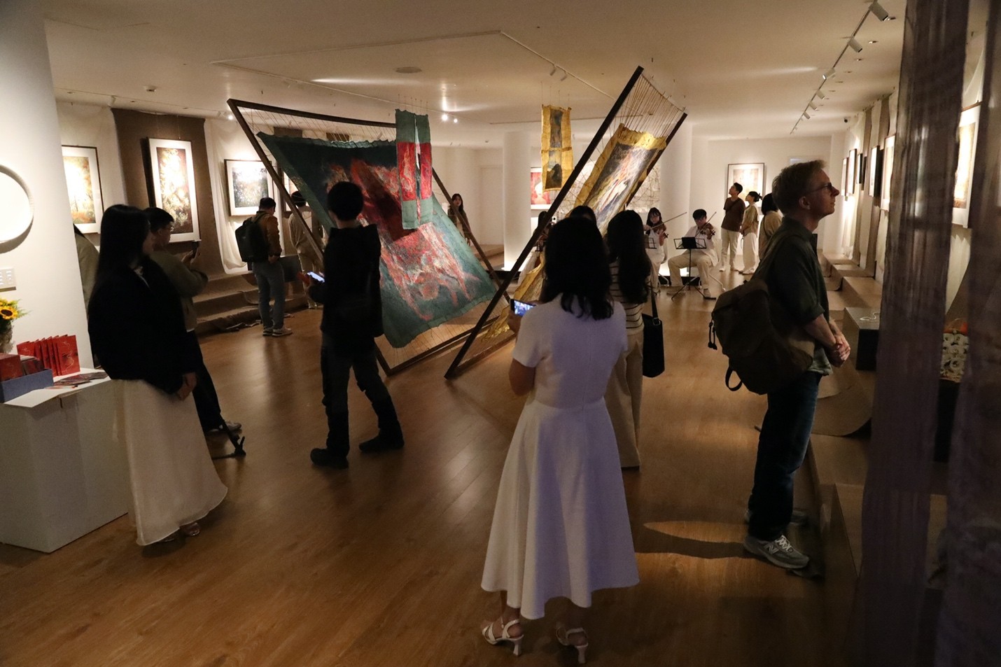 Triển lãm ‘Sợi’ của họa sĩ Thảo Nguyên Phương gây ấn tượng mạnh cho khách thưởng lãm