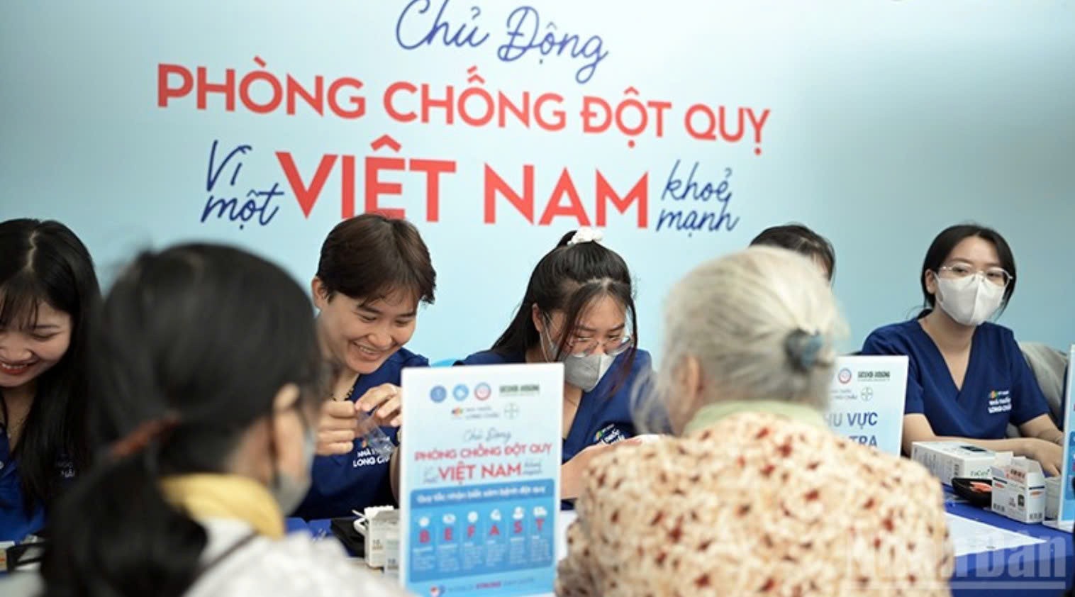 Đông đảo người dân Hà Nội được khám sàng lọc đột quỵ miễn phí