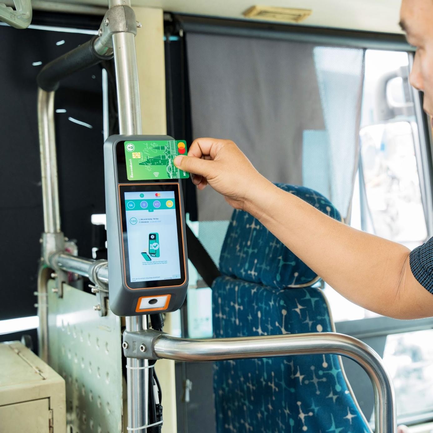 “Chạm đều tay – Rinh ngay giải về”: Khi người Sài Gòn quen với việc “lên xe không cần tiền mặt”