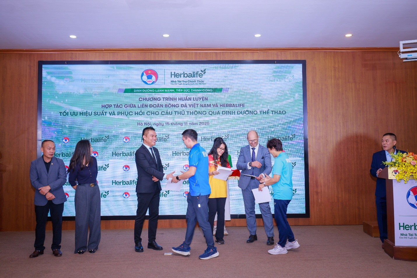 Herbalife Việt Nam và LĐBĐVN nâng chuẩn dinh dưỡng thể thao cho bóng đá Việt Nam