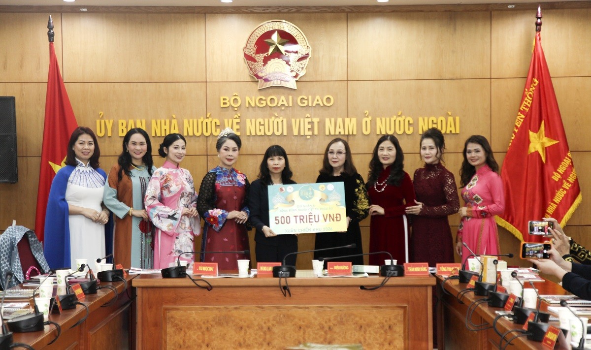 Áo dài Việt tỏa sáng trên hành trình di sản