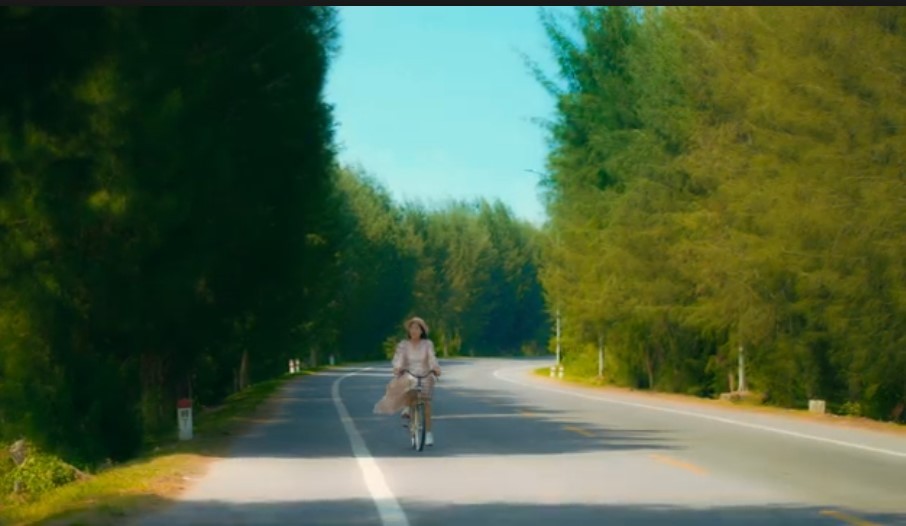 Huyền Trang kể chuyện Trà Cổ bằng âm nhạc trong MV “Chiều ơi”