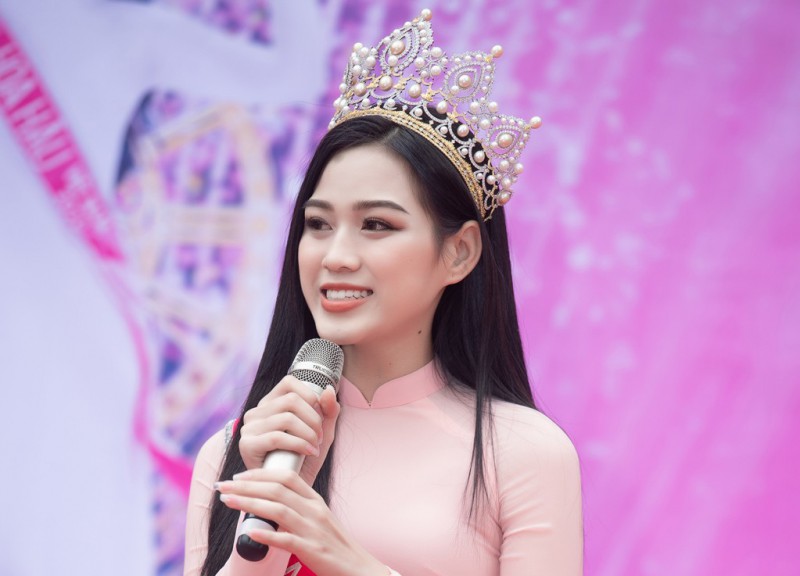 Hoa hậu Đỗ Thị Hà đã trở về thăm Trường THPT Hậu Lộc 3