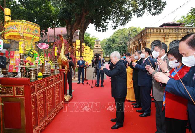 Tổng Bí thư, Chủ tịch nước Nguyễn Phú Trọng trồng cây tại Hoàng thành Thăng Long