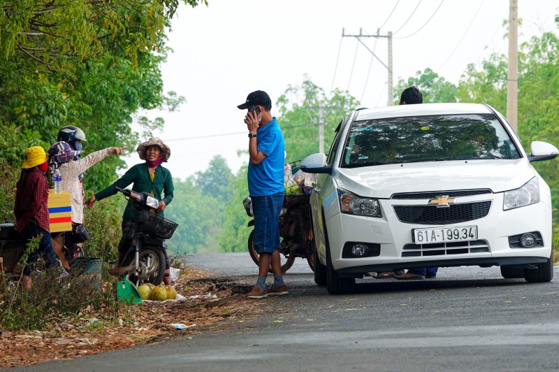 'Cò đến từng nhà hỏi mua đất quanh sân bay Téc Ních'