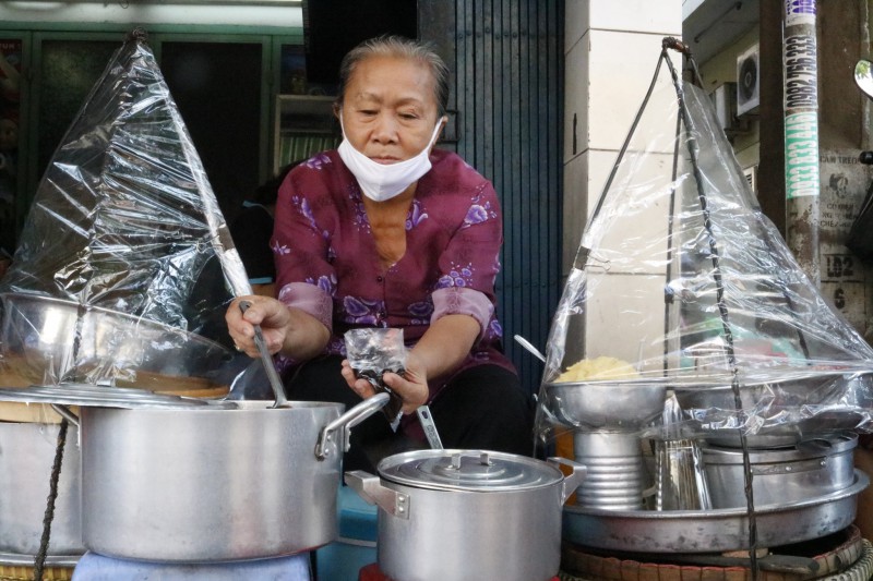 Gánh chè Sài Gòn 45 năm 'gây nghiện', buổi trưa trời nắng mà rất đông khách