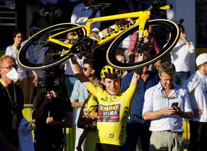 Vingegaard lần đầu vô địch Tour de France