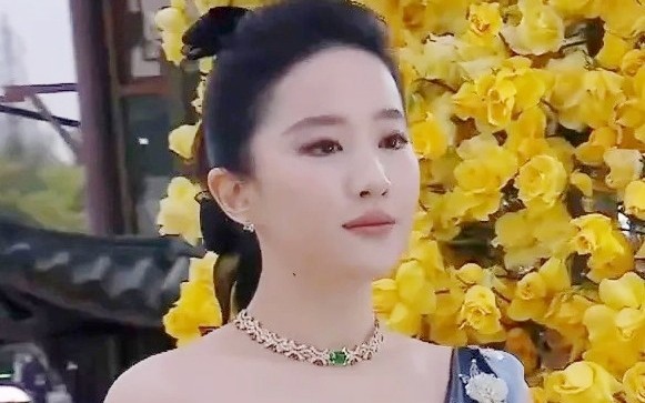 Lưu Diệc Phi gây chấn động tại sự kiện Tiểu Hồng Thư mới đây