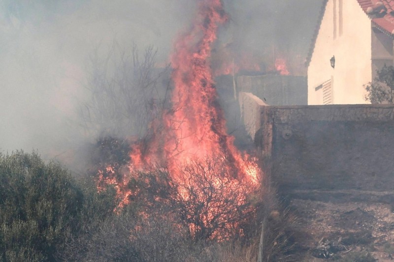Khu du lịch ở Hy Lạp sơ tán khách vì cháy rừng