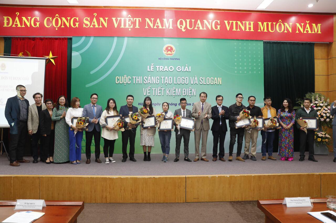 Trao giải cuộc thi “Sáng tạo logo và slogan về tiết kiệm điện”