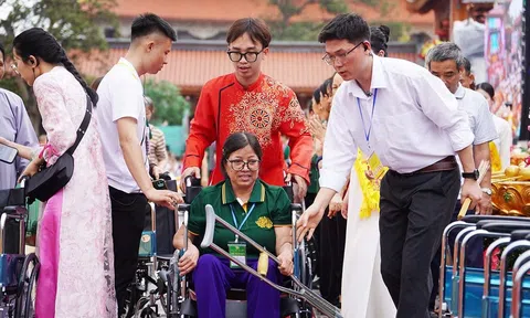 Trao 61 chiếc xe lăn cho các hoàn cảnh đặc biệt tại TP. Uông Bí nhân dịp Đại lễ Phật đản