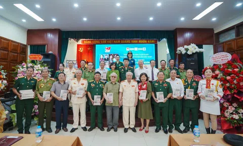 Trao tặng bộ sưu tập “Tự hào Công an nhân dân Việt Nam” và ra mắt hồi ký “Chiến trường và Quê hương” của Thiếu tướng, Anh hùng LLVTND Phan Văn Lai