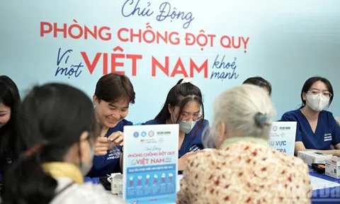 Đông đảo người dân Hà Nội được khám sàng lọc đột quỵ miễn phí