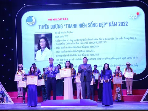 Trao giải thưởng “Thanh niên sống đẹp” và giải thưởng “15 tháng 10” năm 2022