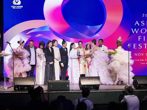 “Ca sĩ Hà Phương” hóa quý cô sang trọng bên cạnh nam thần Ngô Ngạn Tổ