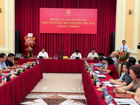 Bộ Xây dựng trao tặng bằng khen cho 5 tập thể và 9 cá nhân trong và ngoài ngành