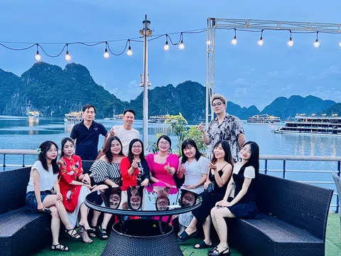 Hơn 20 đối tác kinh doanh lữ hành tham gia famtrip quảng bá dịch vụ nghỉ đêm trên du thuyền Lotus D’orient