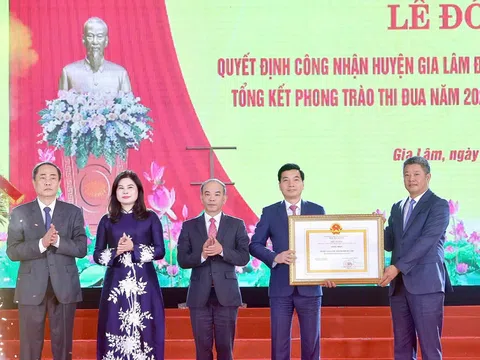 Huyện Gia Lâm đón Bằng công nhận huyện đạt chuẩn nông thôn mới nâng cao