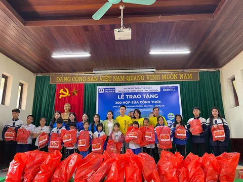 “Maxim” và sinh viên thành phố Vinh hỗ trợ trẻ em khó khăn