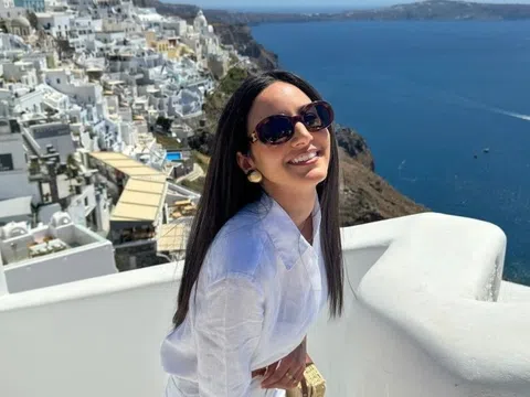 Cảnh đối lập khó tin trên 'đảo sống ảo' Santorini