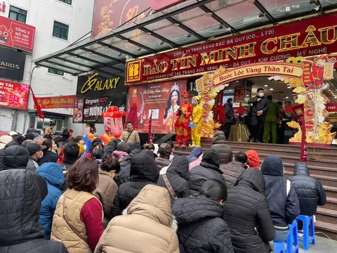 Bảo tín Minh Châu : Người dân tấp nập mua vàng cầu may ngày vía Thần Tài