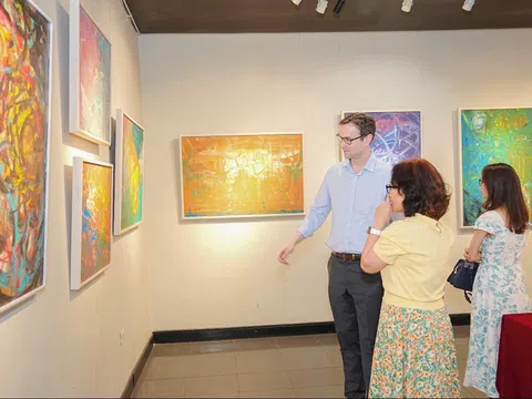 Triển lãm "Thấm" của Tuyến Vũ: Hành trình nghệ thuật đầy cảm xúc