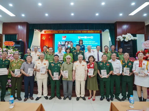 Trao tặng bộ sưu tập “Tự hào Công an nhân dân Việt Nam” và ra mắt hồi ký “Chiến trường và Quê hương” của Thiếu tướng, Anh hùng LLVTND Phan Văn Lai