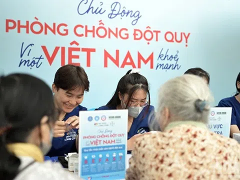 Đông đảo người dân Hà Nội được khám sàng lọc đột quỵ miễn phí
