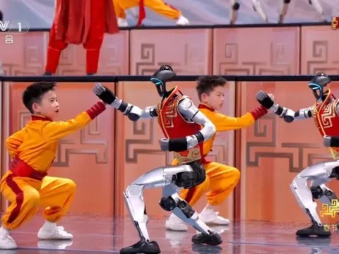 Robot Trung Quốc gây sốt đêm Giao thừa: Công ty nào sản xuất, giá bao nhiêu?