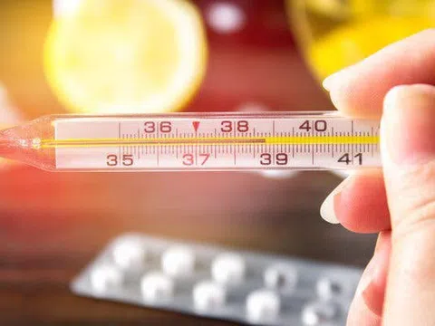 Bé gái bị nhiễm độc thủy ngân do nhiệt kế đâm vào tay