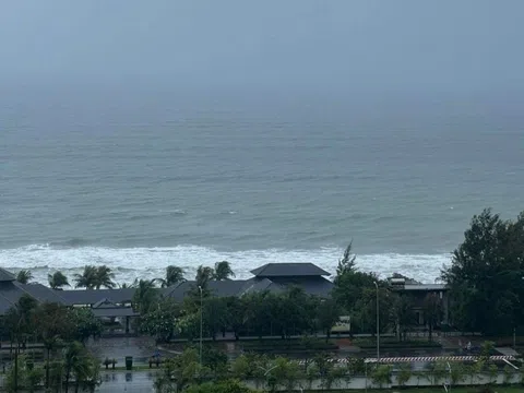 "Du khách kẹt lại Đà Nẵng trú bão trong khách sạn"