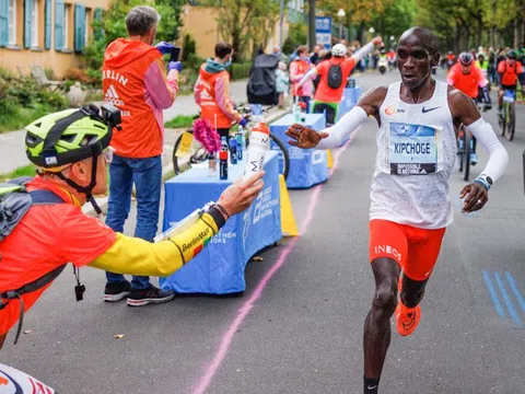 Kipchoge được tiếp nước thế nào tại Berlin Marathon