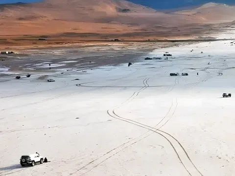 Cảnh tuyết rơi chưa từng có tại sa mạc Trung Đông