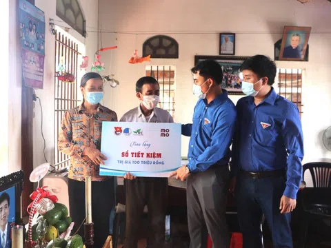 Trao tặng sổ tiết kiệm cho 2 gương thanh niên dũng cảm cứu bạn thoát khỏi đuối nước tại nghệ An