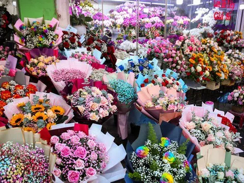 Giá hoa hồng tăng đến... 400% dịp Valentine, chủ shop ở TP.HCM vui mừng vì bó hoa 7 triệu vẫn có khách "chốt đơn"